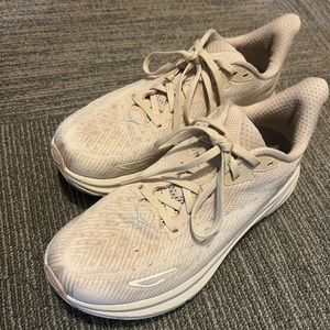 HOKA Clifton 9 in shifting sand/eggnog